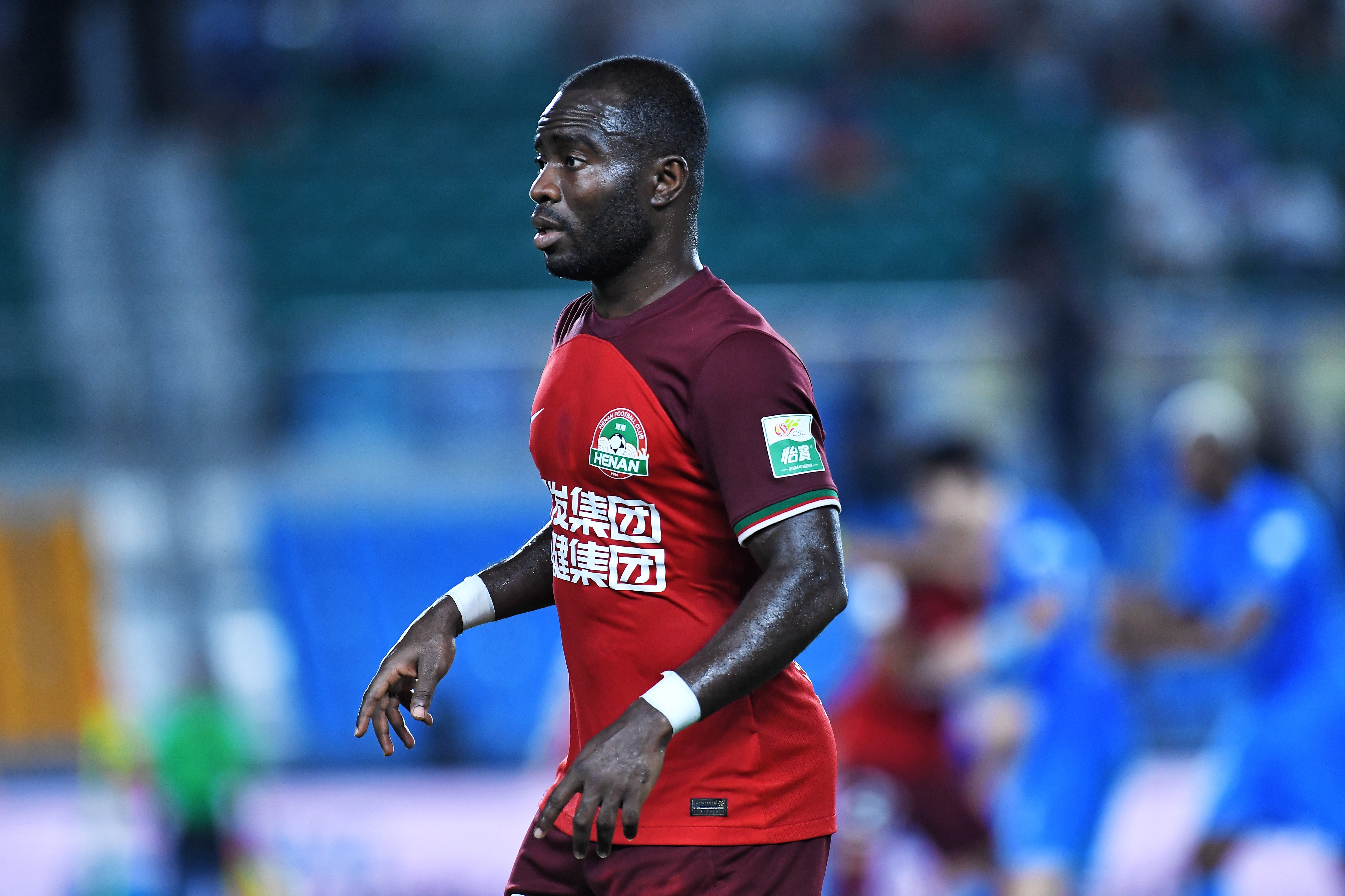 袁甲：成都个别球迷对阿奇姆彭种族歧视必须严惩，得让他付出代价